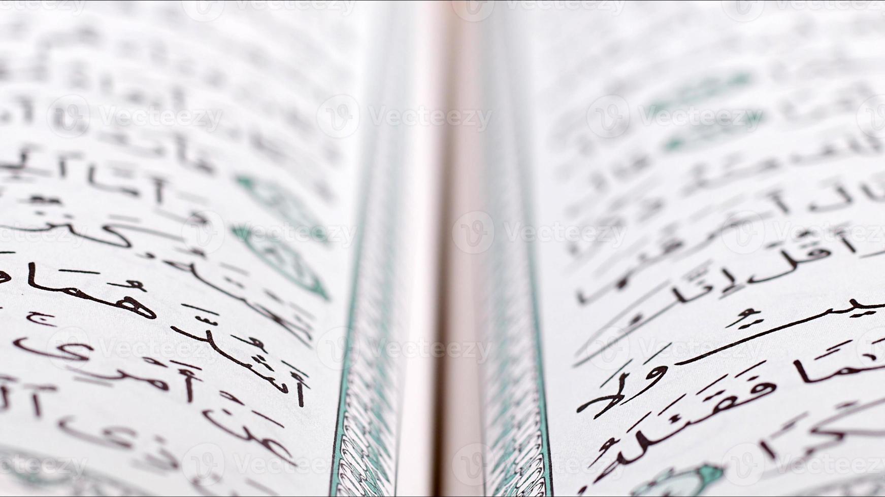 Corán el santo libro de musulmán religión foto