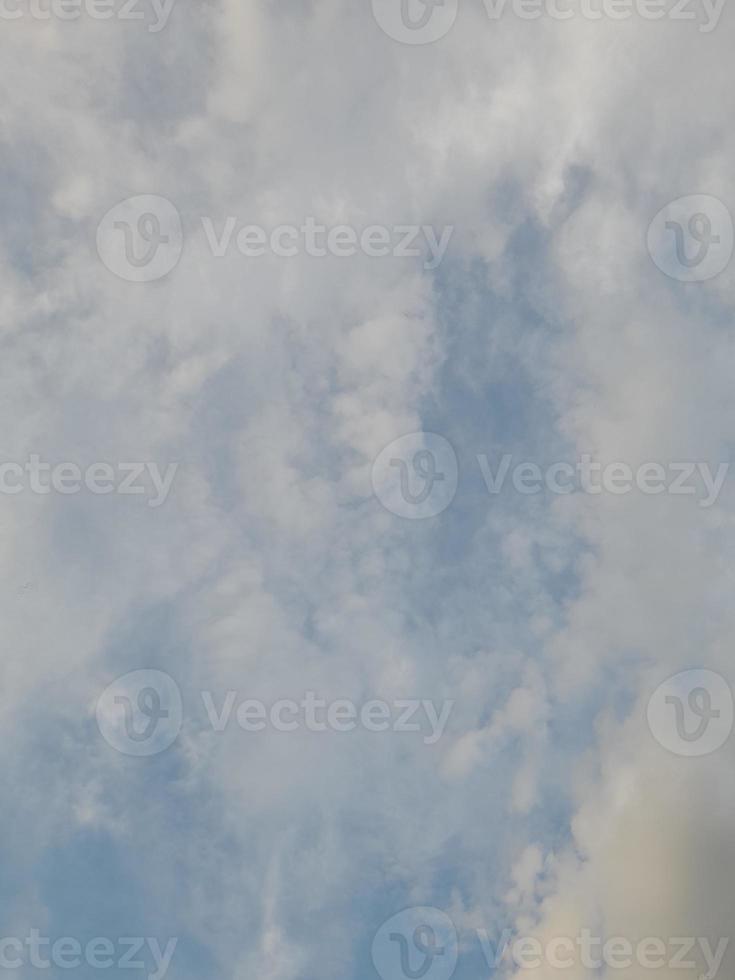 hermosas nubes blancas sobre fondo de cielo azul profundo. grandes nubes esponjosas suaves y brillantes cubren todo el cielo azul. foto