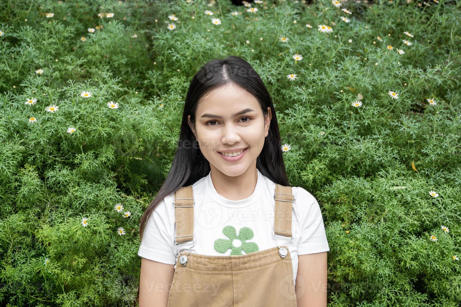 joven jardinero mujer sensación contento trabajando en su granja foto