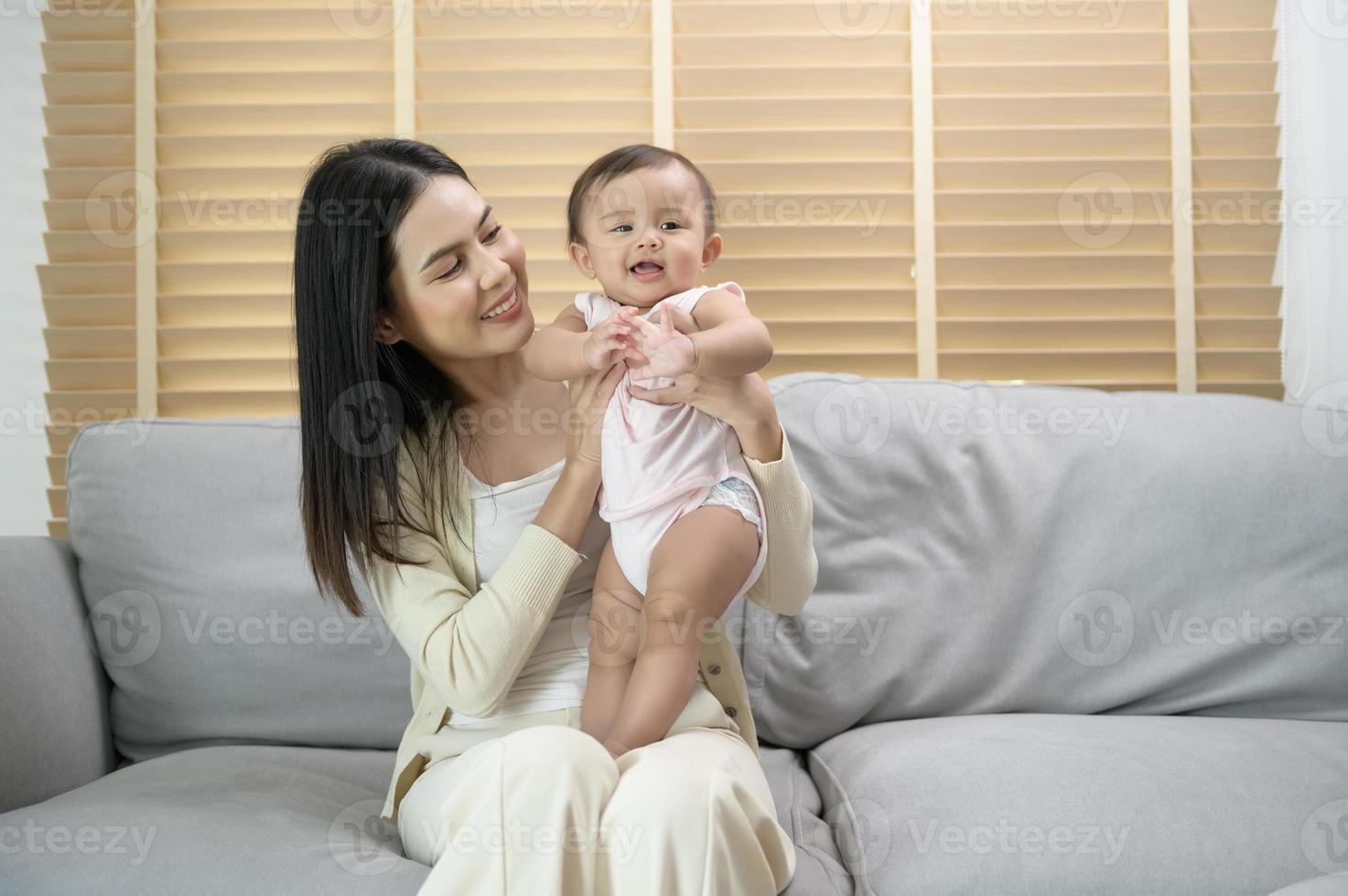 retrato de madre y bebé niña a hogar, familia, niño, infancia y paternidad concepto foto