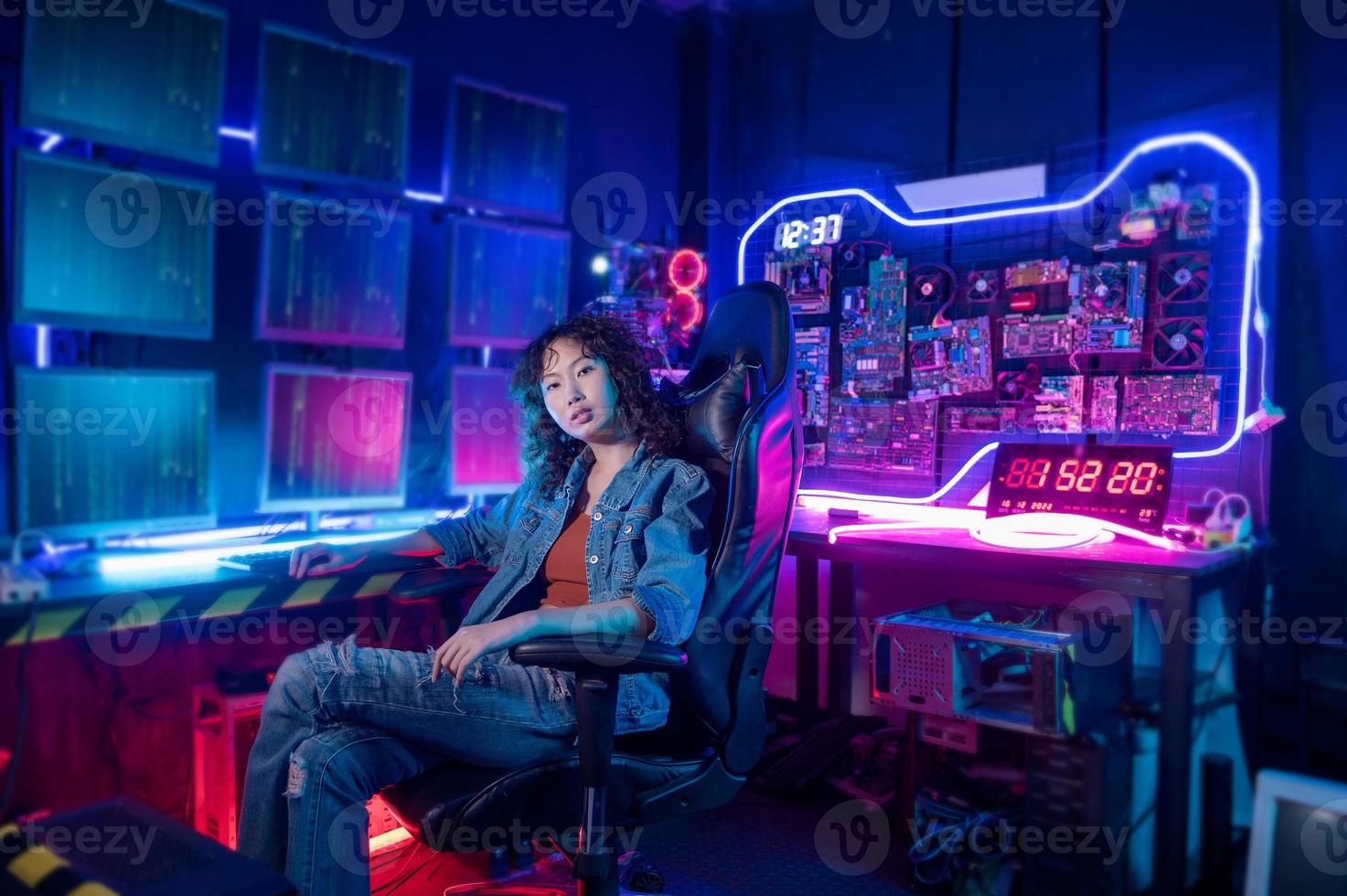 un asiático mujer programador es trabajando en su computadora habitación , futurista tecnología concepto foto