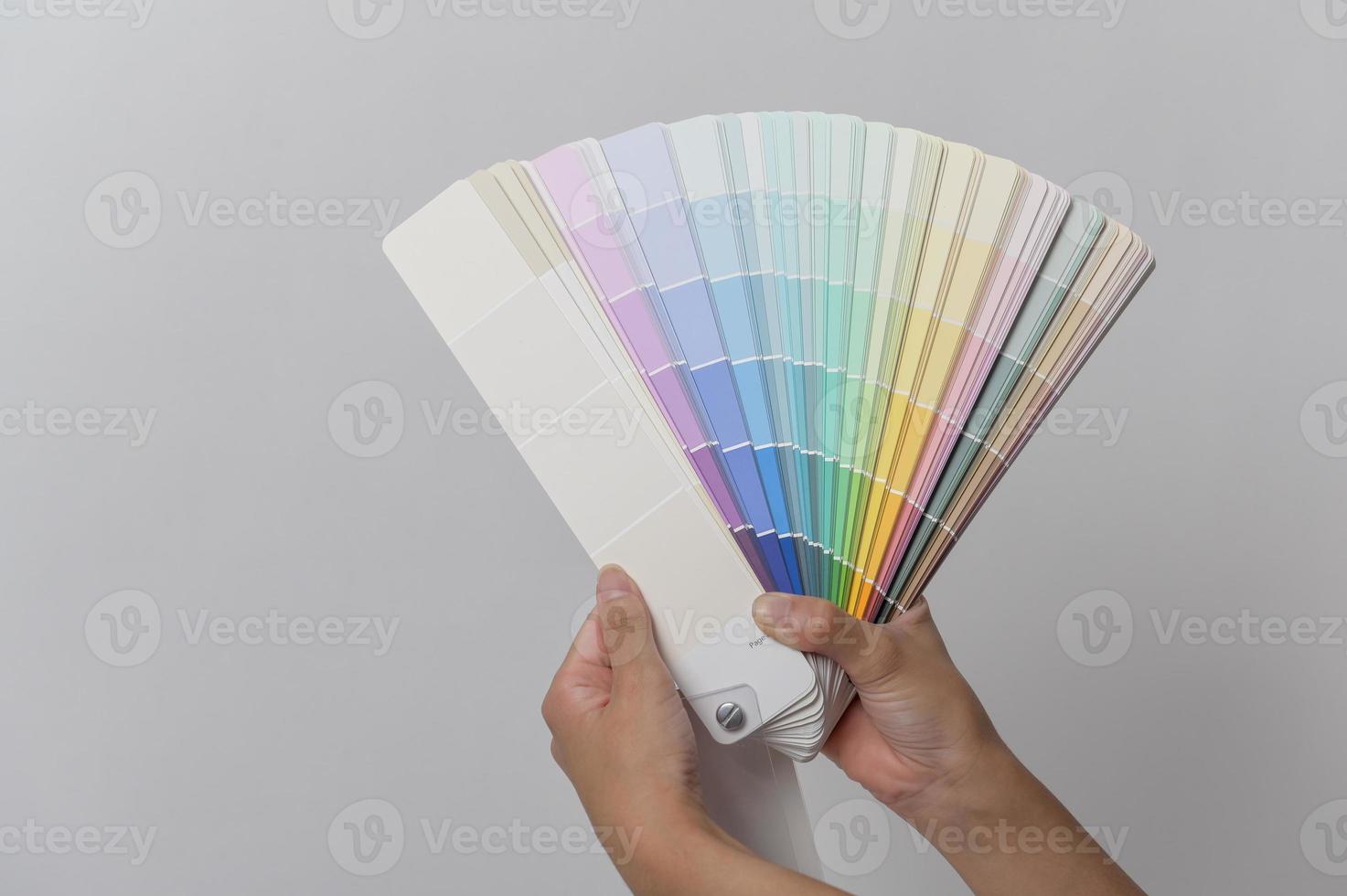 cerca arriba mujer mano participación color pantone diseño en blanco antecedentes foto