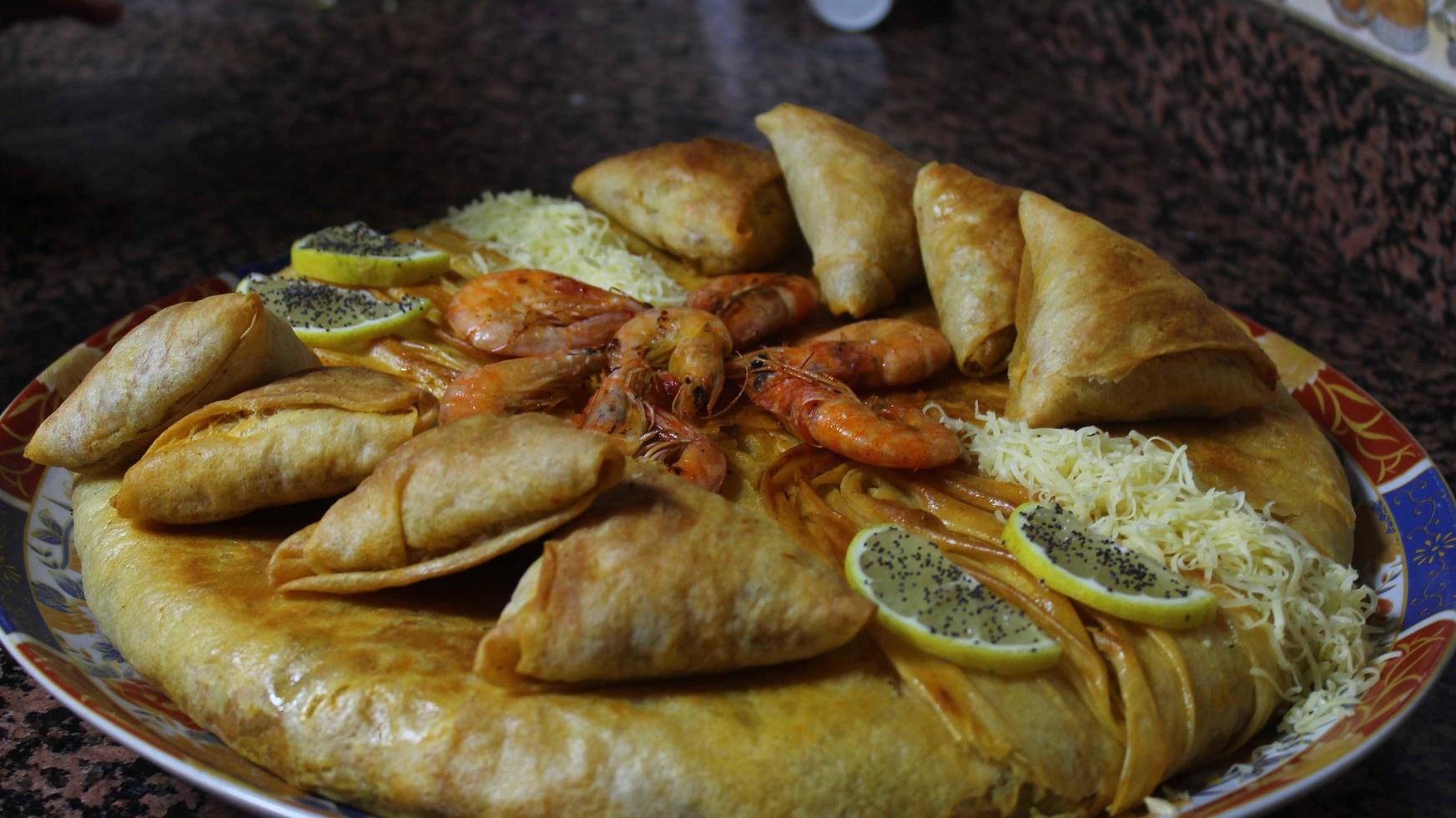tradicional marroquí comida pastilla pescado foto