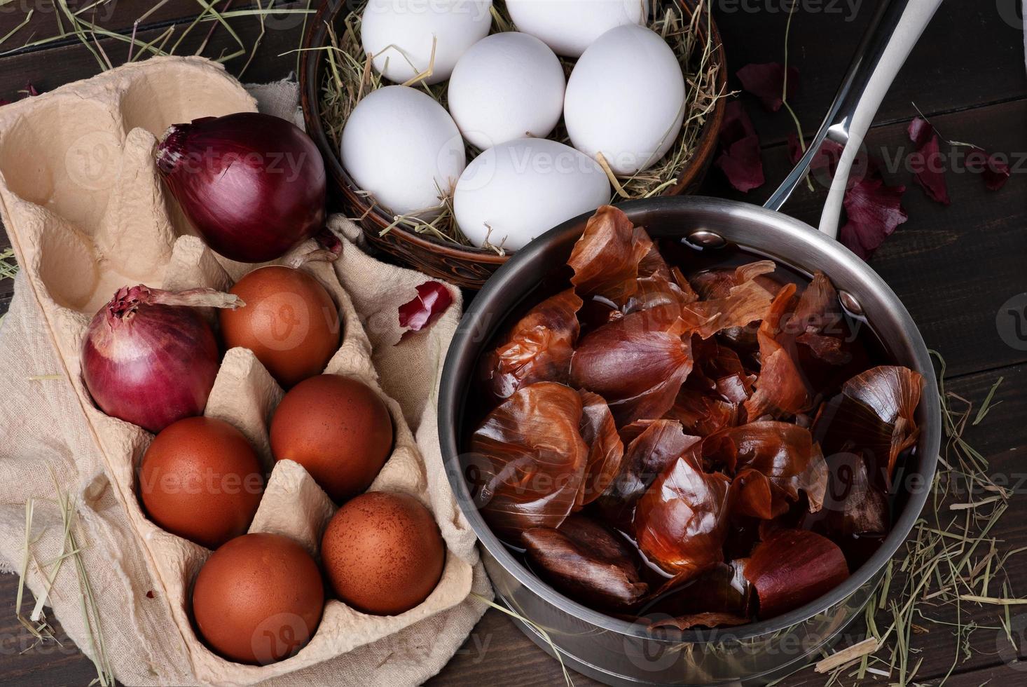 Coloring chicken eggs for Easter with onion skins. 21698500 Stock Photo