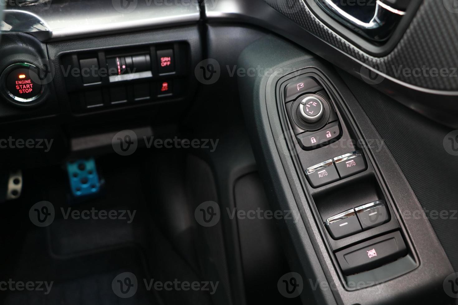 Switch to control the operation of the side mirror. and car door panel