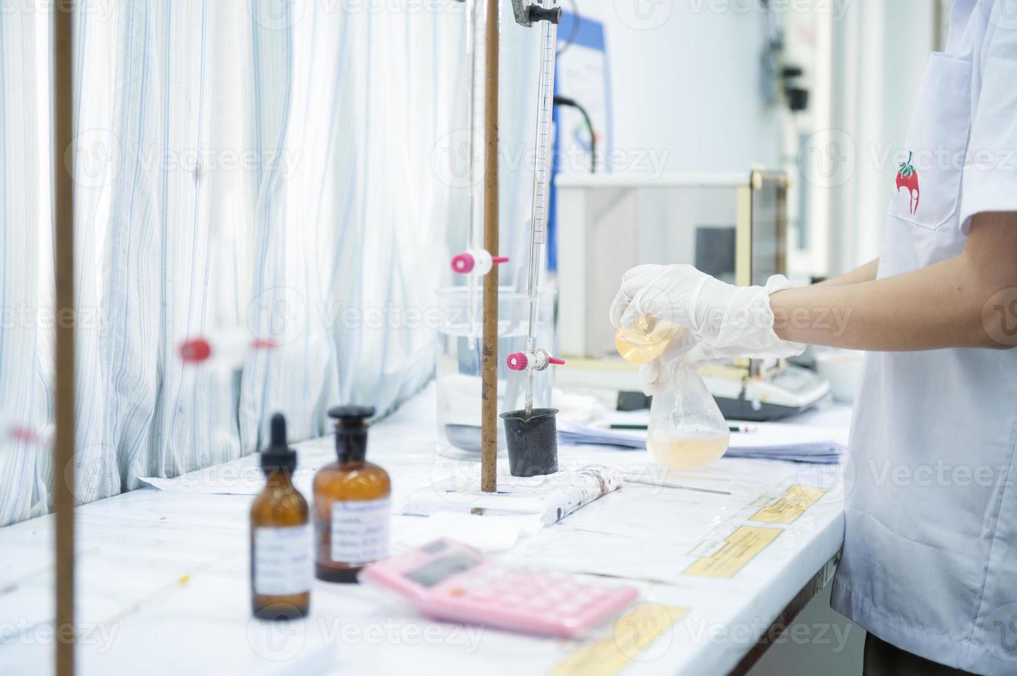 asiático hembra especialista en calidad controlar laboratorio examinando tomate ingrediente comida en investigación laboratorio, comida industria foto