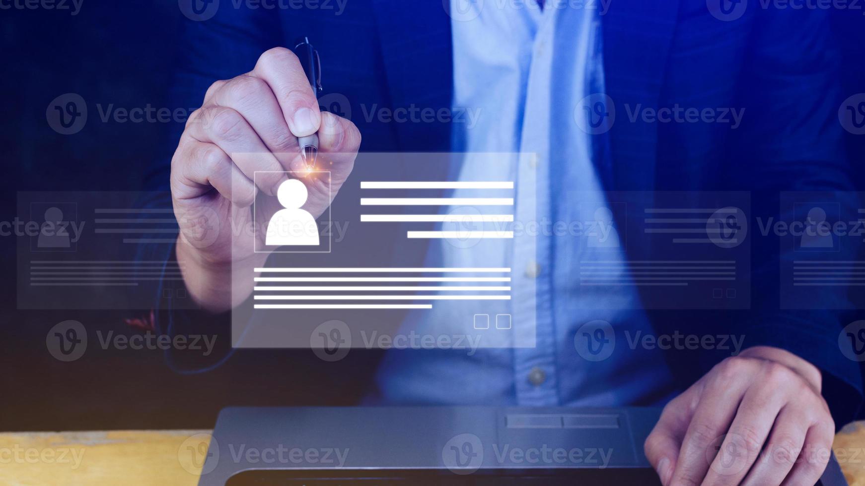 humano recursos gerente elegir profesional perfil a alquiler en virtual pantalla interfaz, reclutamiento concepto. empresario mano señalando icono recurso hora administración concepto foto