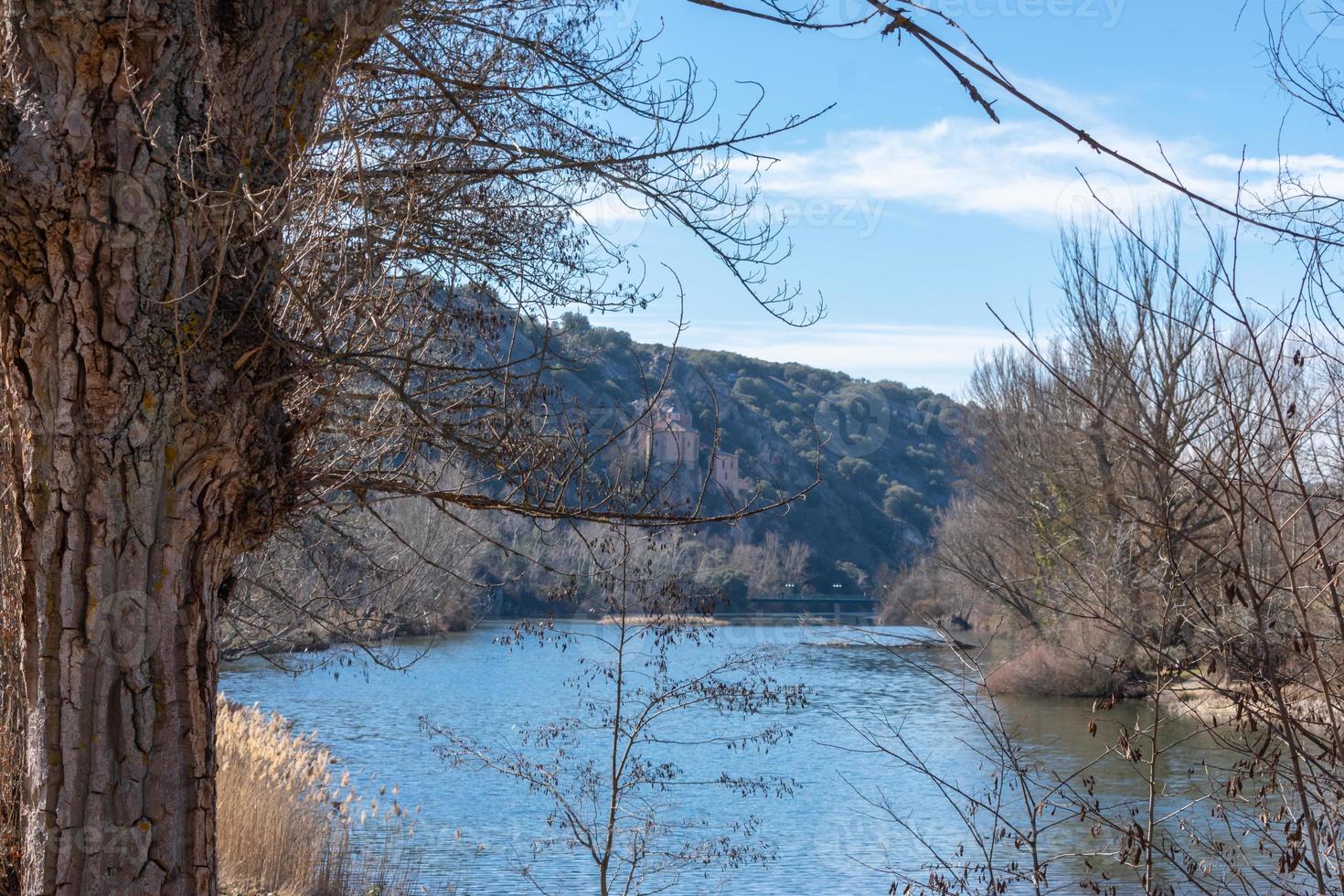 meandro de un rápido río en un soleado día foto