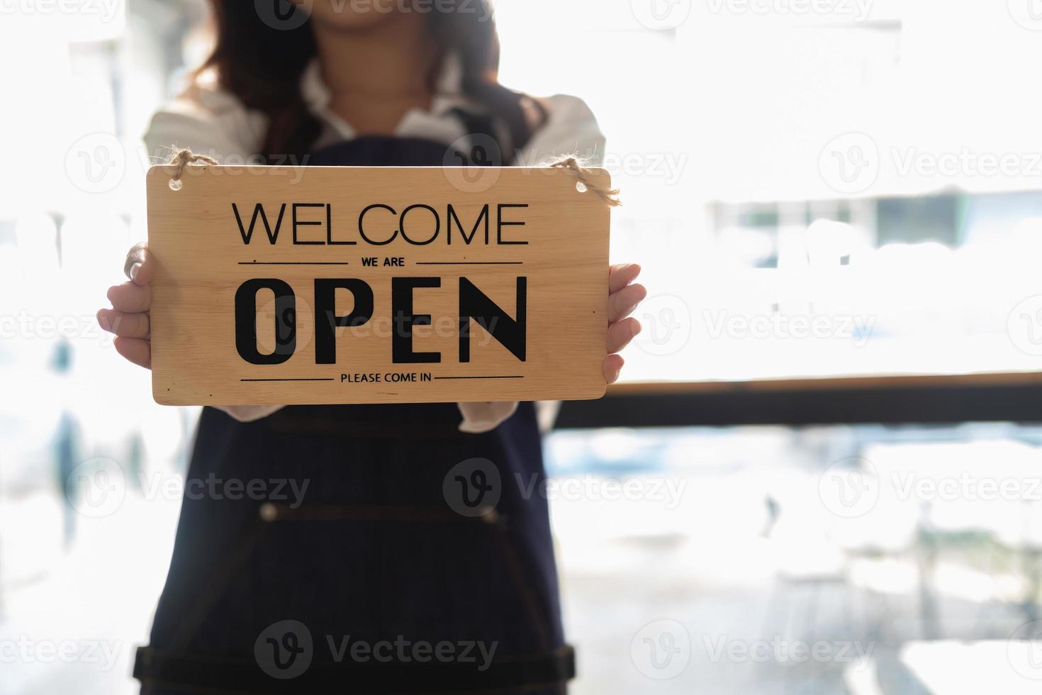 retrato de un mujer, un café tienda negocio propietario sonriente hermosamente y apertura un café tienda ese es su propio negocio, pequeño negocio concepto. foto