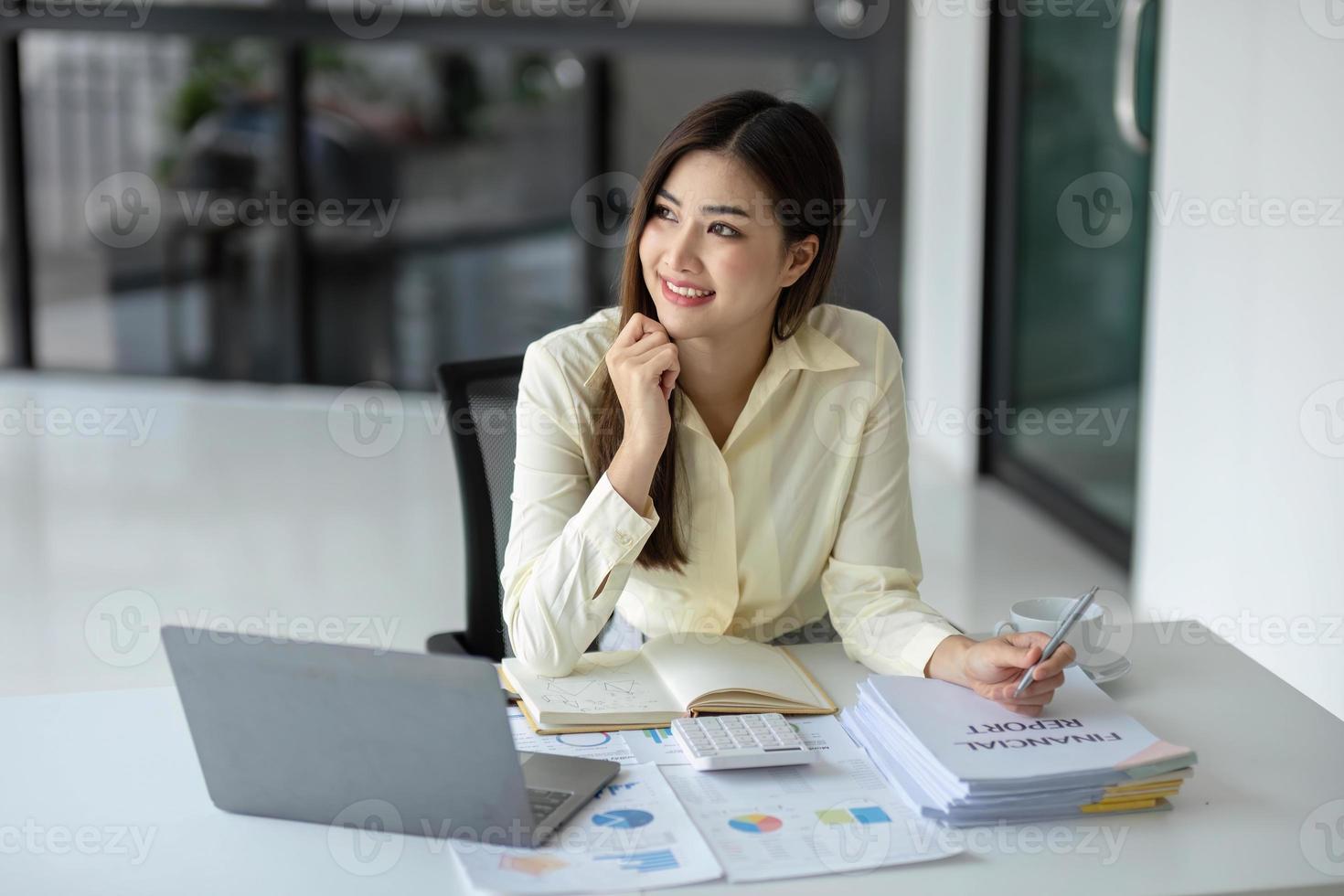 negocio mujer utilizando calculadora para hacer matemáticas Finanzas en de madera escritorio en oficina y negocio trabajando fondo, impuesto, contabilidad, Estadísticas y analítico investigación concepto. foto