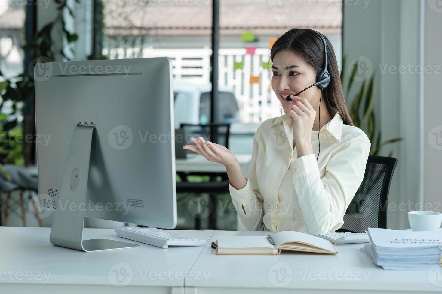 cerca arriba llamada centrar operador en inalámbrico auriculares hablando con cliente, mujer en auriculares con micrófono consultante cliente en teléfono en cliente apoyo servicio, mirando a computadora pantalla foto