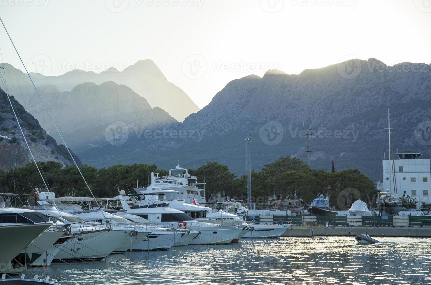 antalya pueblo Puerto después el puesta de sol foto