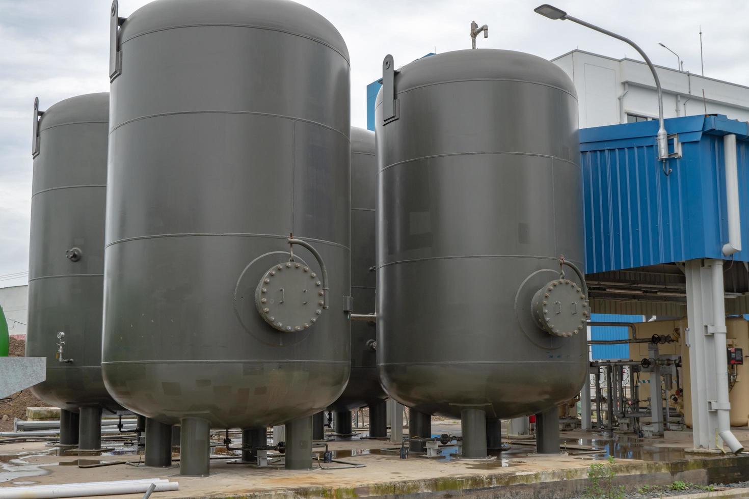 aire receptor tanque para aire compresor en poder planta proyecto. el foto es adecuado a utilizar para industria antecedentes fotografía, poder planta póster y electricidad contenido medios de comunicación.