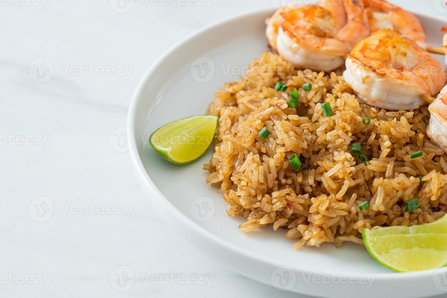 arroz frito con brochetas de gambas foto