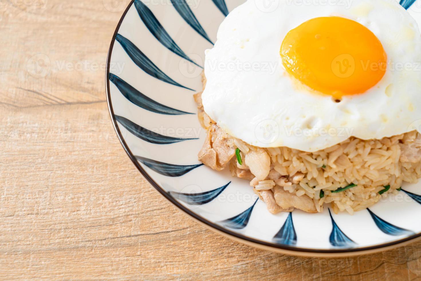 arroz frito con cerdo y huevo frito al estilo japonés foto