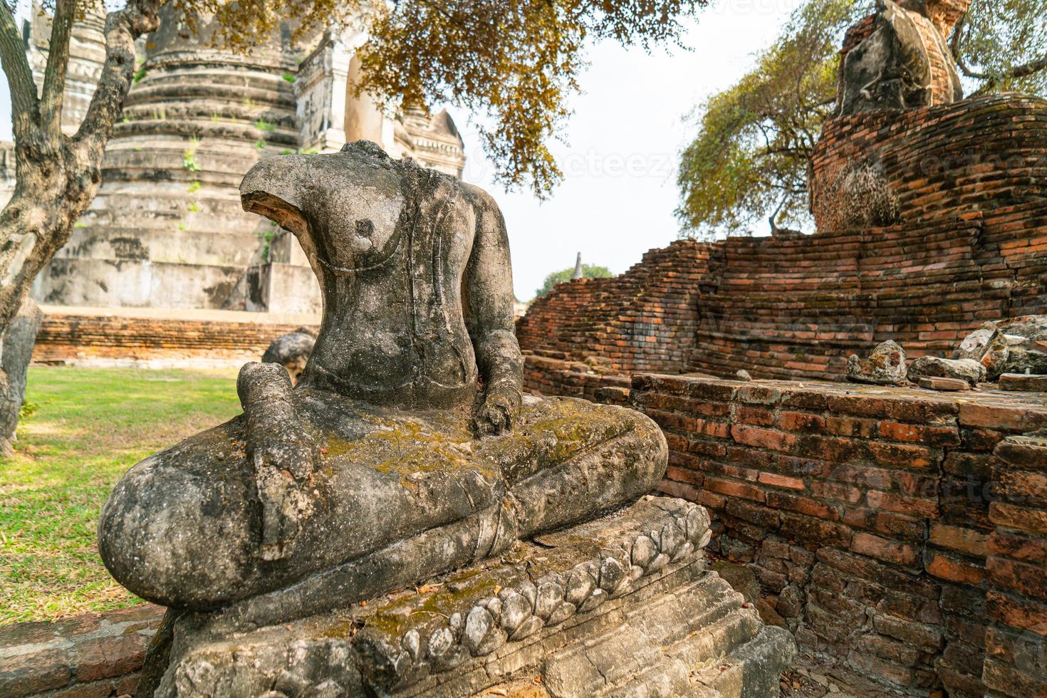 templo wat phra sri sanphet en el recinto del parque histórico de sukhothai, un sitio del patrimonio mundial de la unesco en tailandia foto