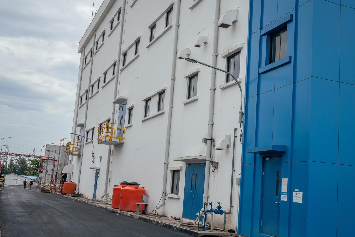 administración edificio en el poder planta área. el foto es adecuado a utilizar para industria antecedentes fotografía, poder planta póster y electricidad contenido medios de comunicación.