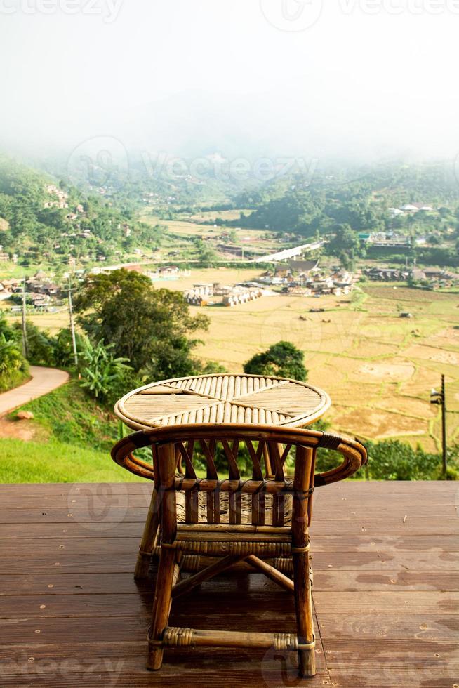 mañana con vista a la montaña en el restaurante rural o en la casa de familia. concepto de vacaciones, viajes y viajes. foto