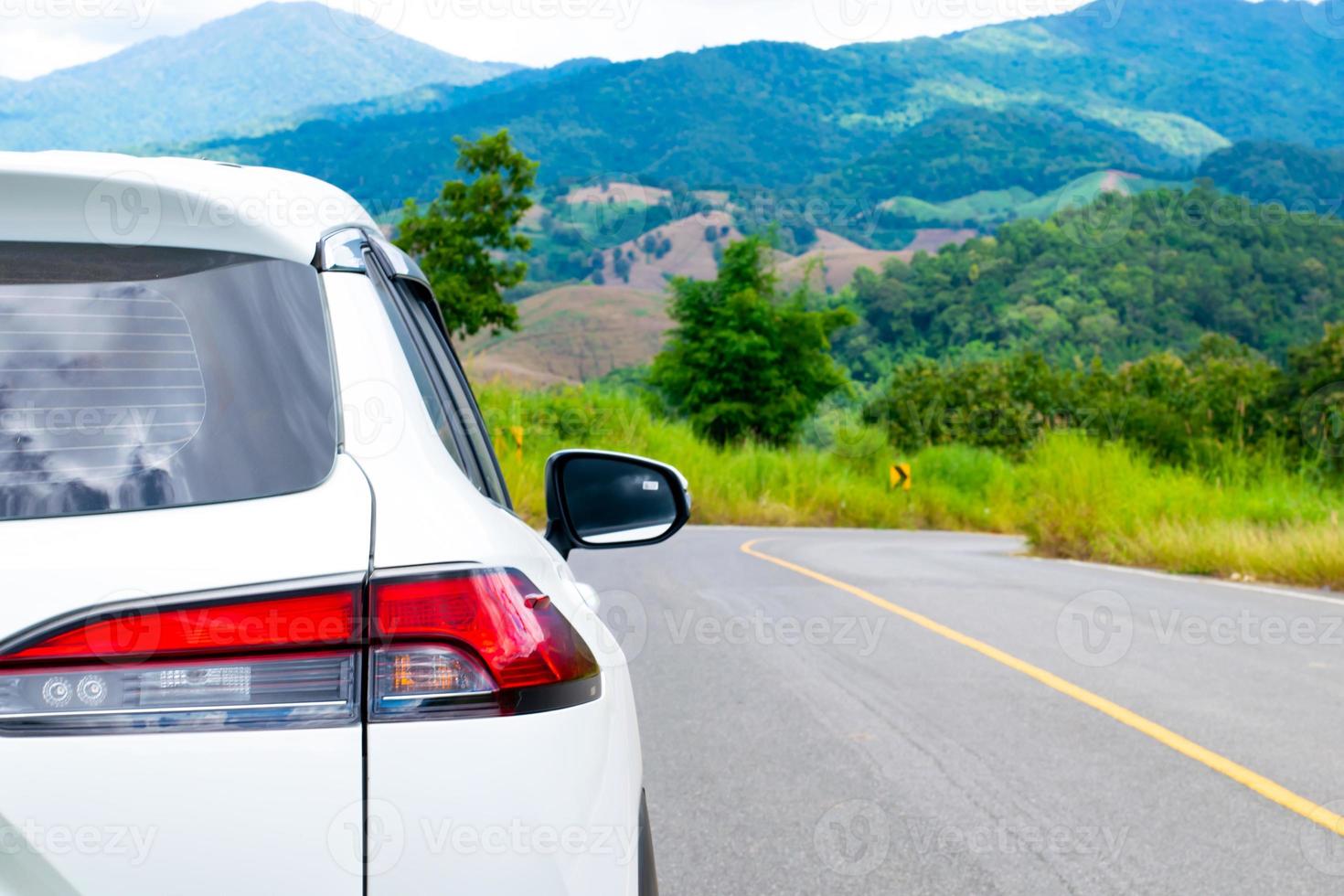 tecnología transporte cuales son el futuro de el automóvil, eléctrico suv coche la carretera viaje viajes,concepto de reducir contaminación. foto