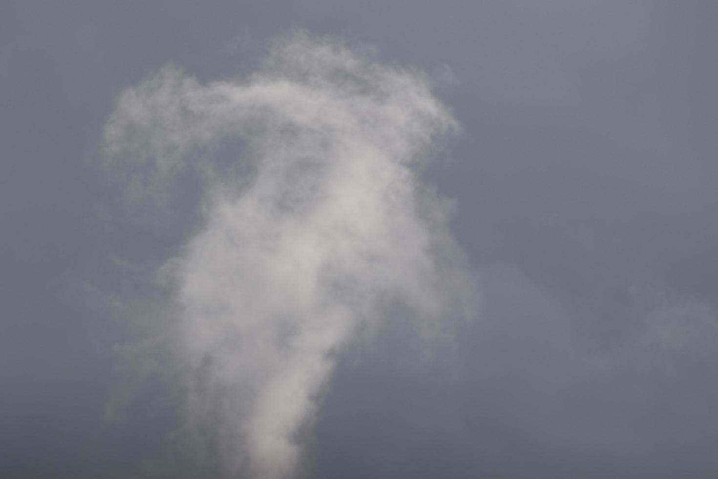 clima tormentoso y nubes oscuras foto