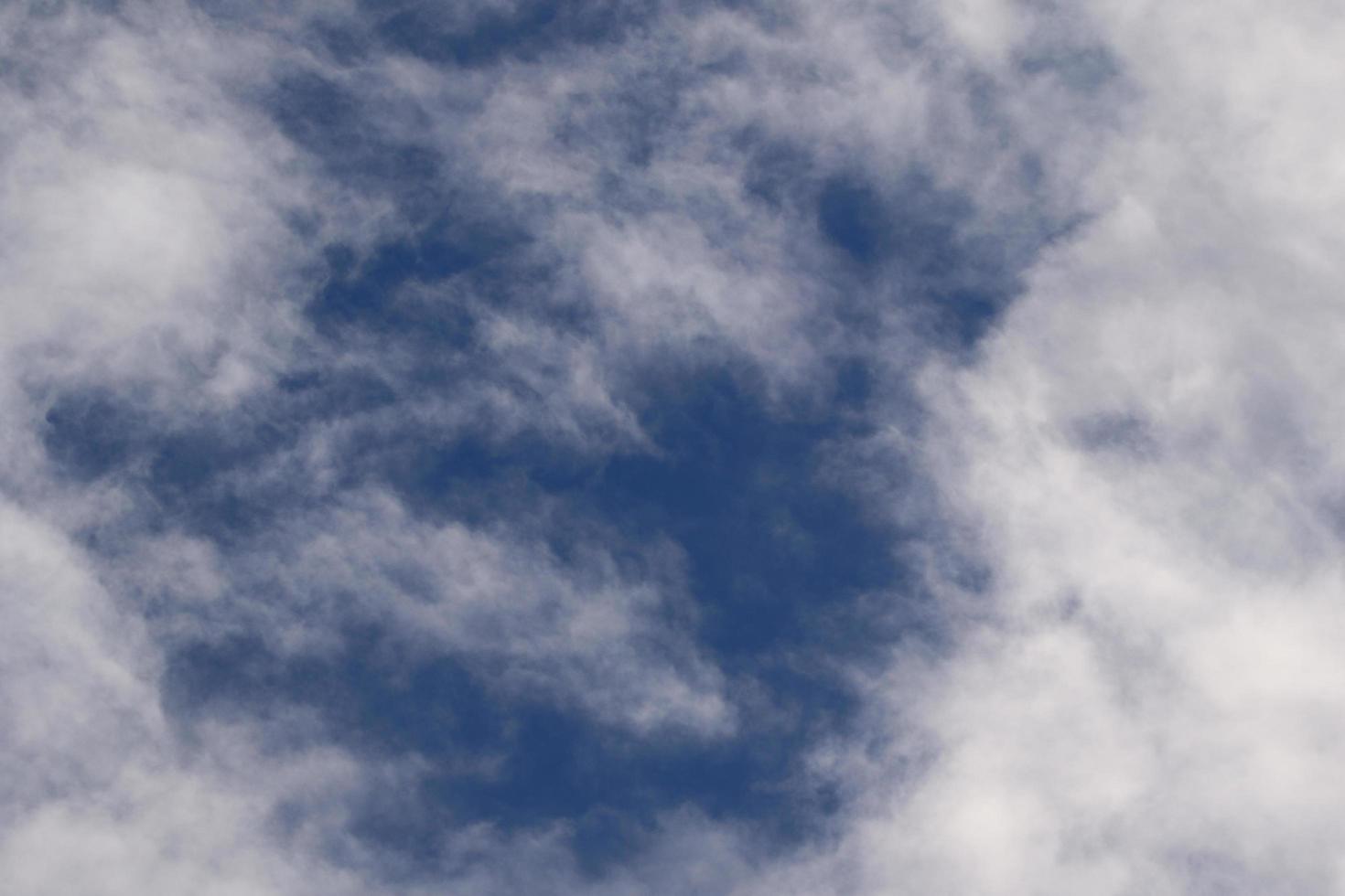 cielo azul claro y nubes blancas foto