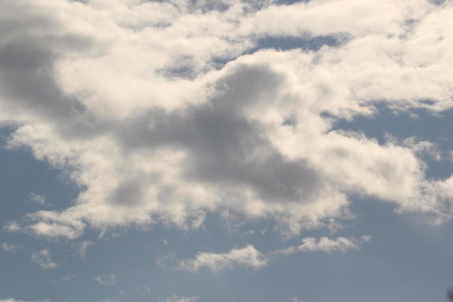 clima tormentoso y nubes oscuras foto