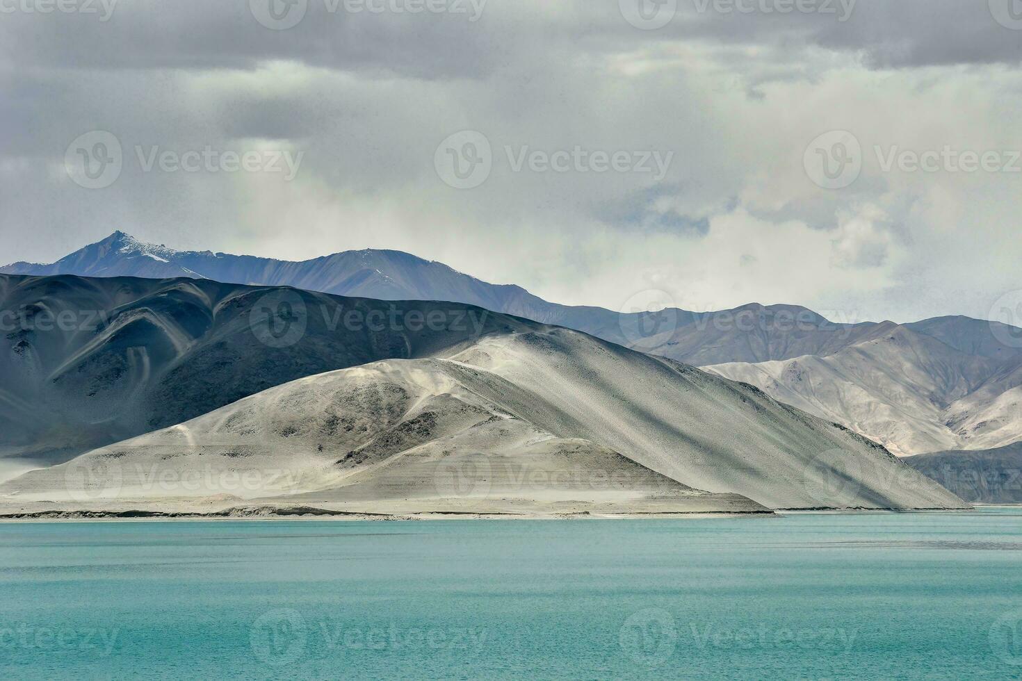 baisha lago en bulunkou reservorio, pamir meseta, Xinjiang foto