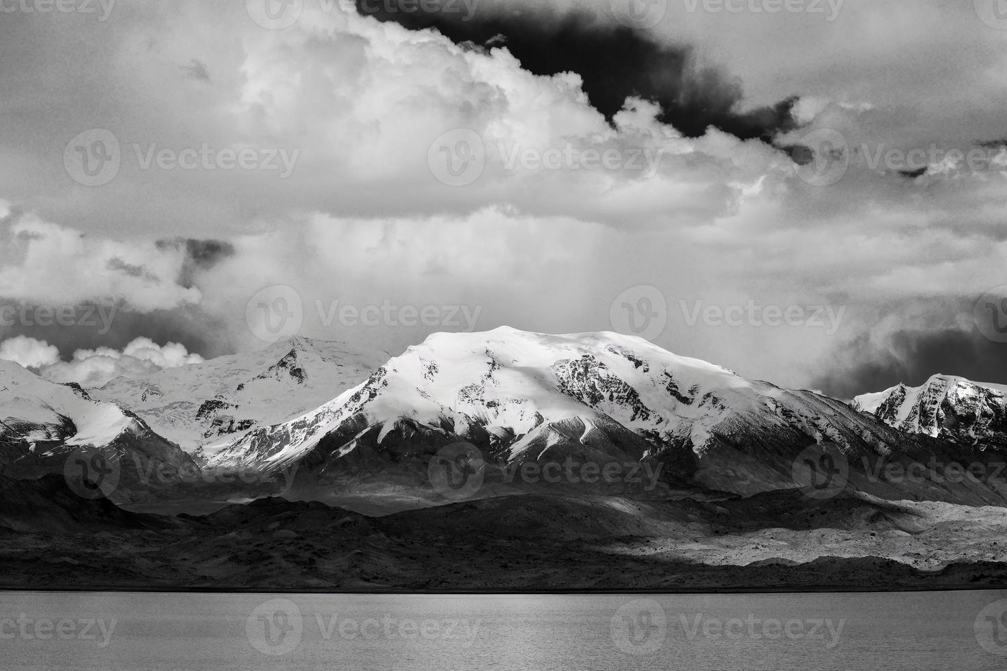 con vista a el 7.500 metros de altura Muztagh torre desde pamires karakul lago foto