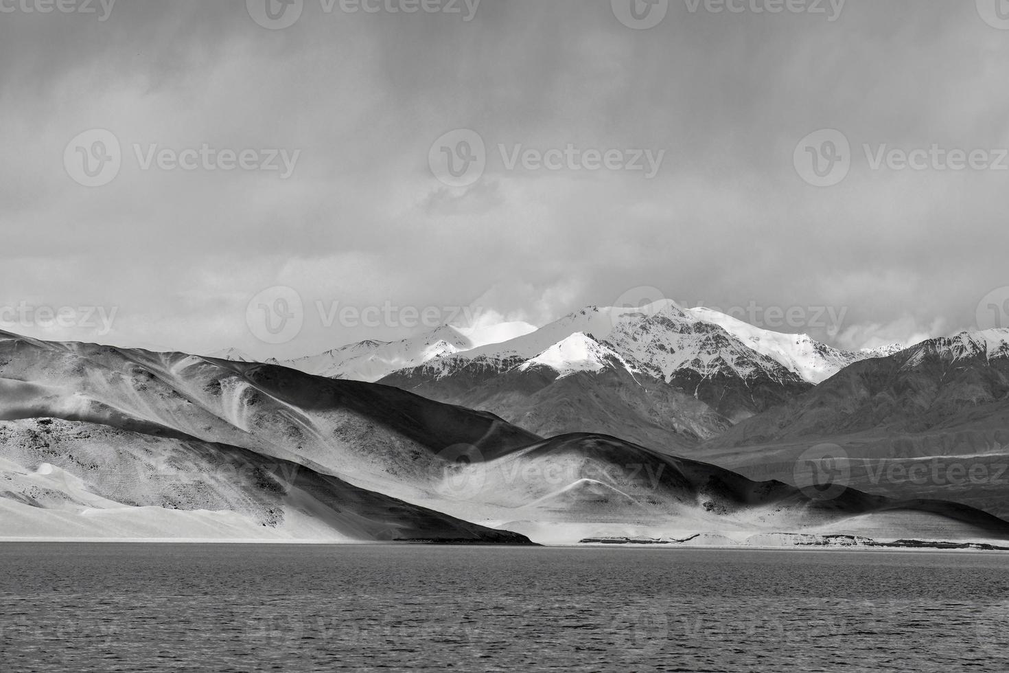 Baisha Lake in Bulunkou Reservoir, Pamir Plateau, Xinjiang photo