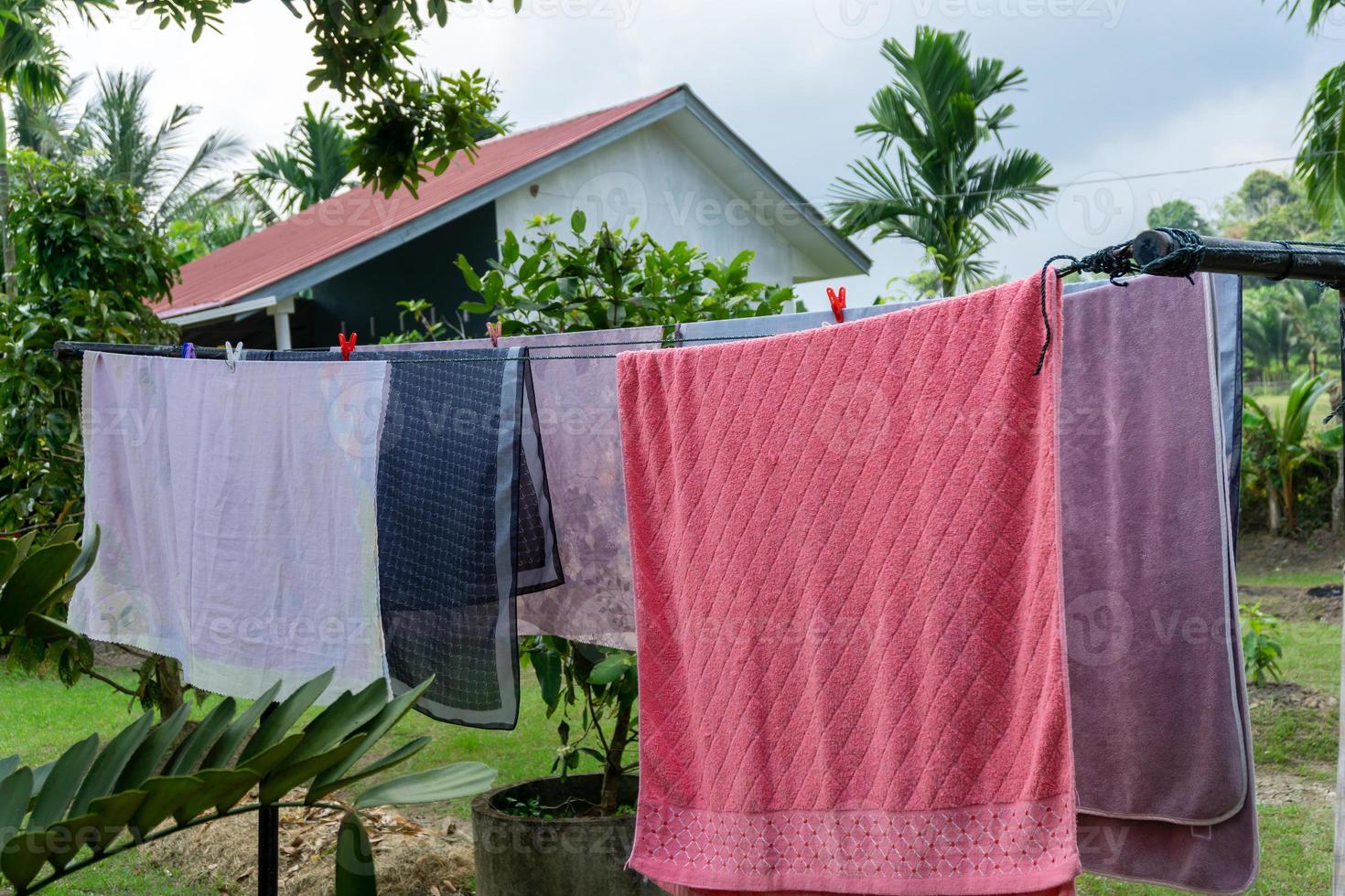 ropa colgar en en tendedero a soleado día foto