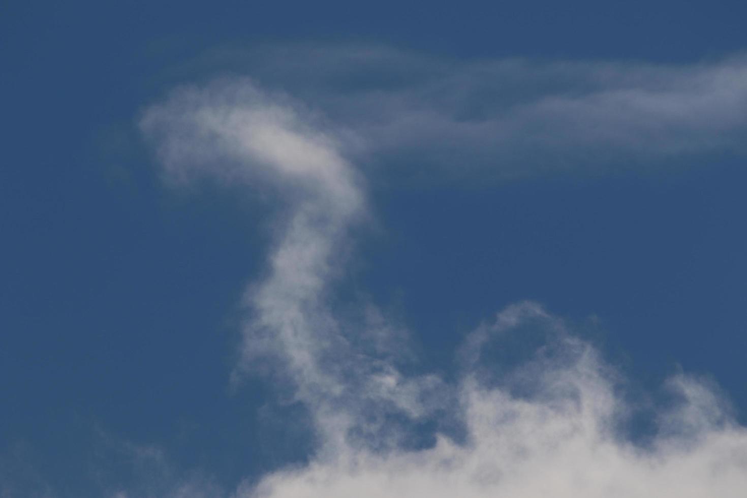 cielo azul claro y nubes blancas foto