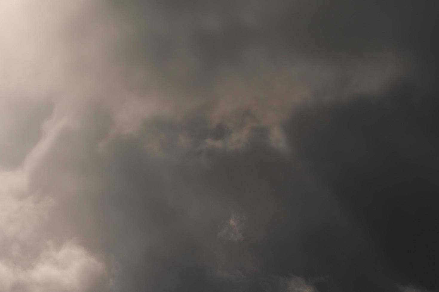 clima tormentoso y nubes oscuras foto