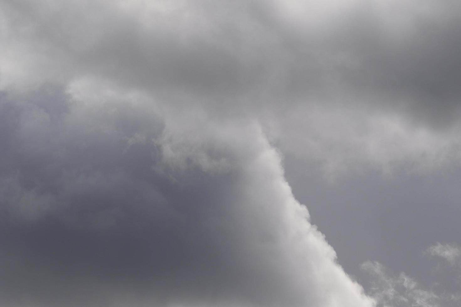 clima tormentoso y nubes oscuras foto