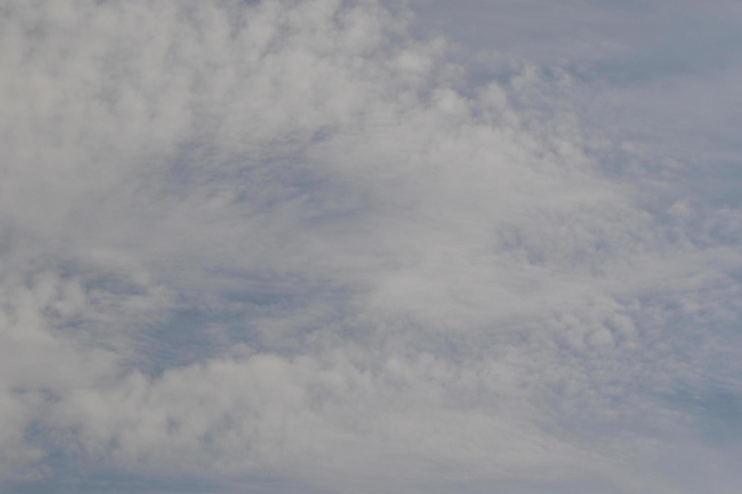 cielo azul claro y nubes blancas foto