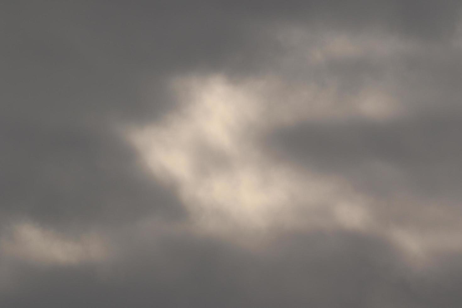 clima tormentoso y nubes oscuras foto