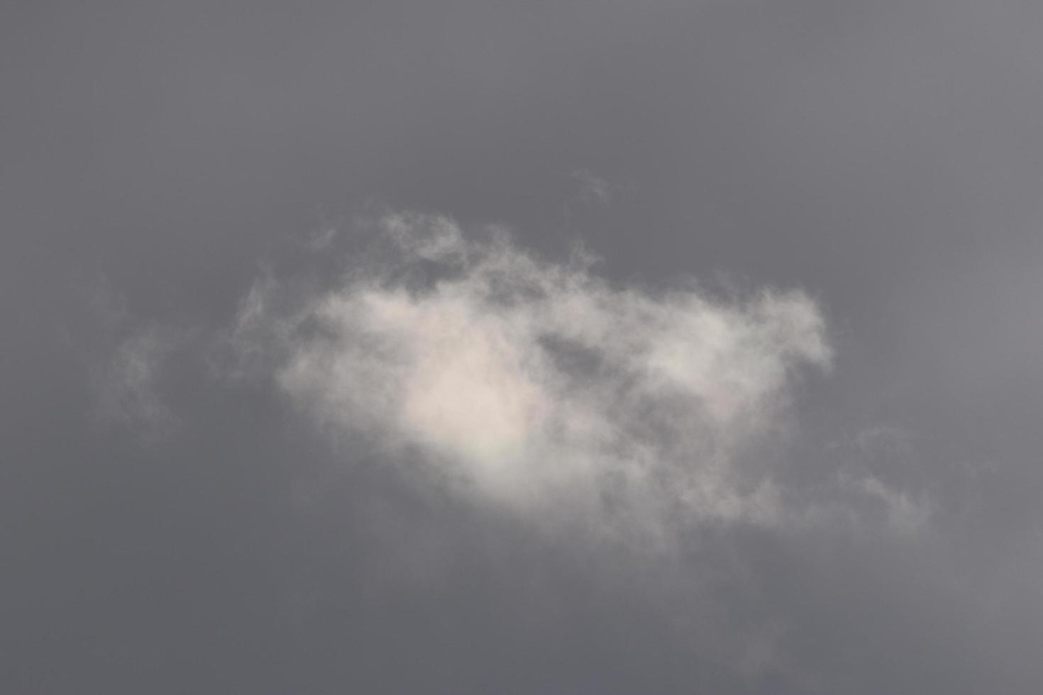 clima tormentoso y nubes oscuras foto