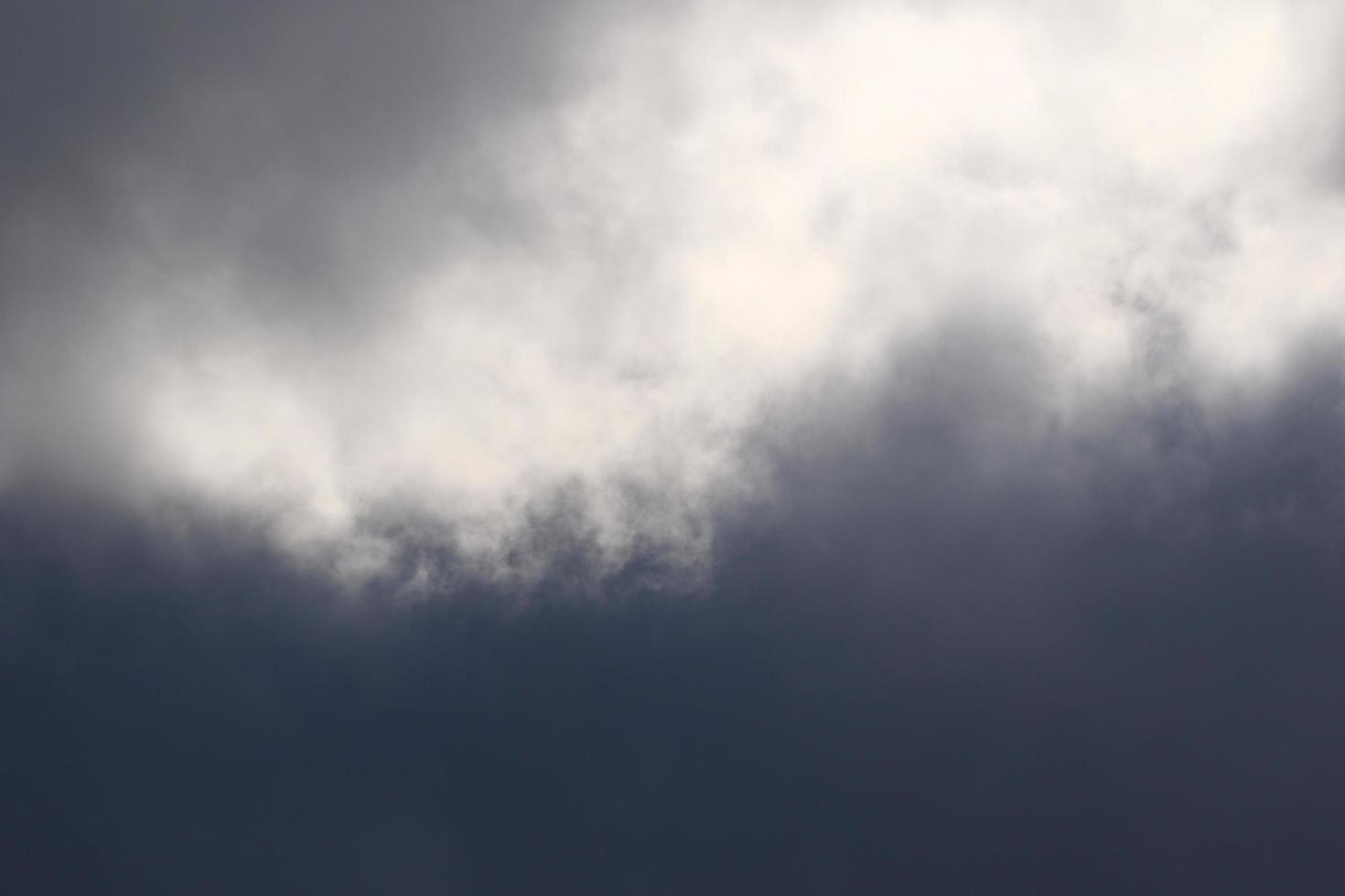 clima tormentoso y nubes oscuras foto