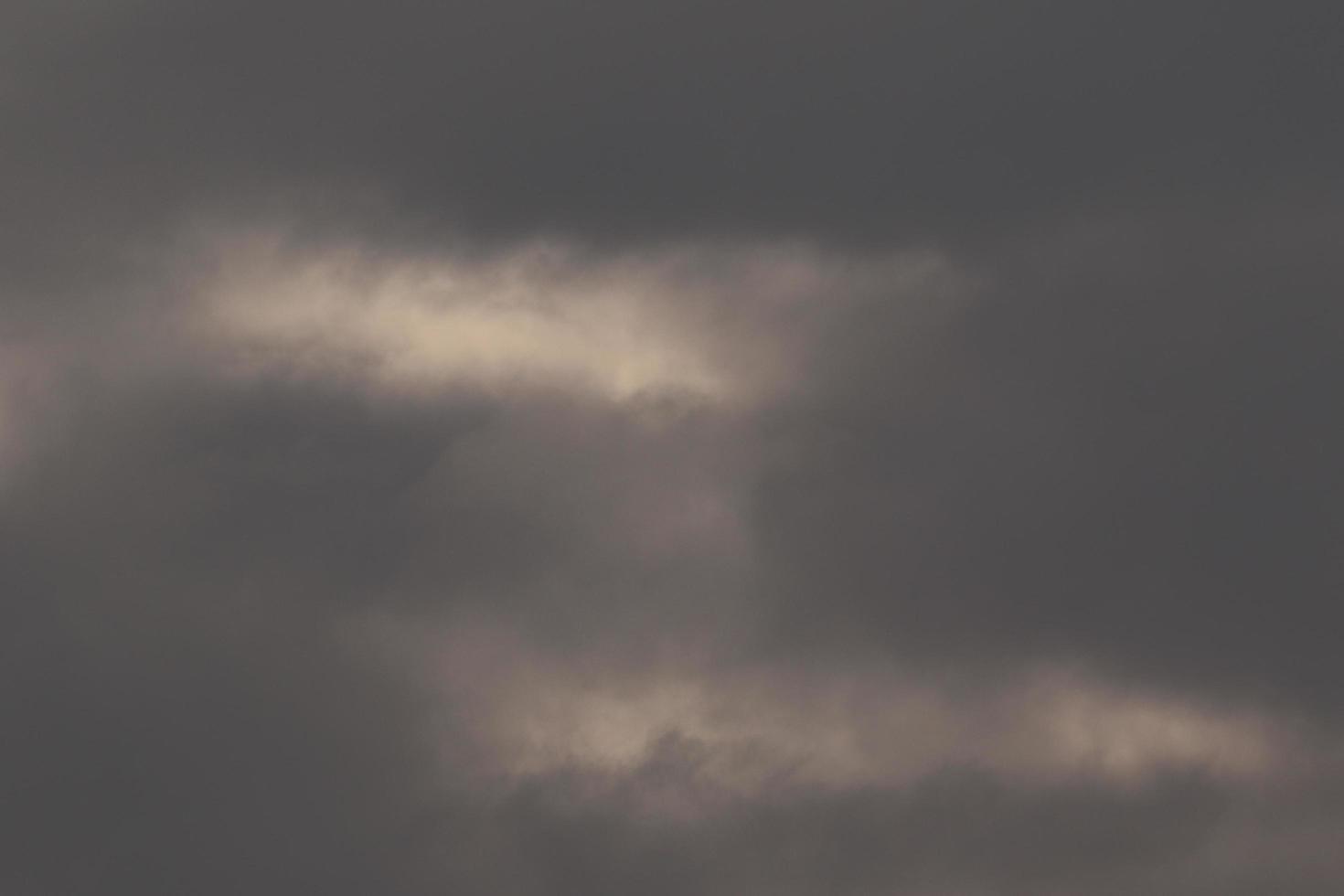 clima tormentoso y nubes oscuras foto