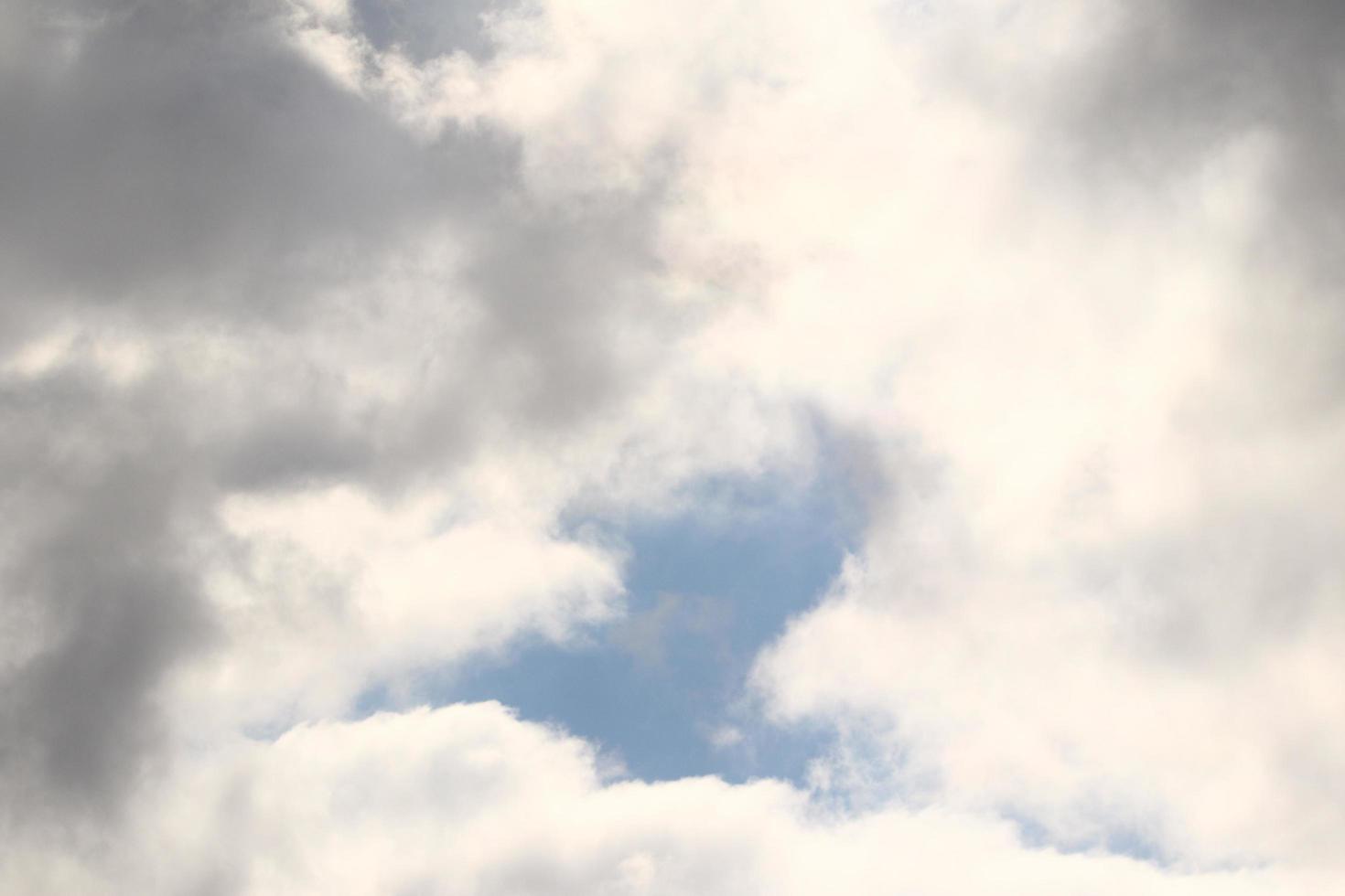 clima tormentoso y nubes oscuras foto