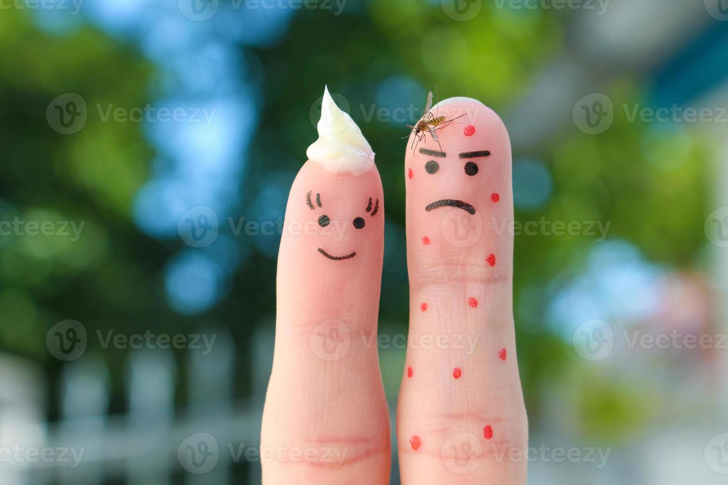 dedos Arte de Pareja. concepto de hombre siendo mordido por mosquito y mujer es ungido con protector crema. foto