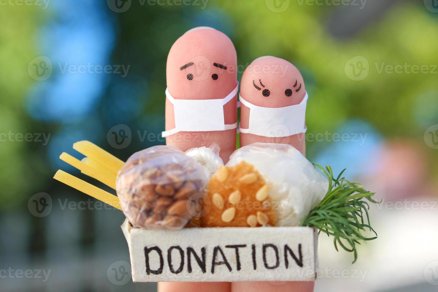dedos Arte de Pareja con cara mascarilla. hombre y mujer participación donación caja con alimento. foto