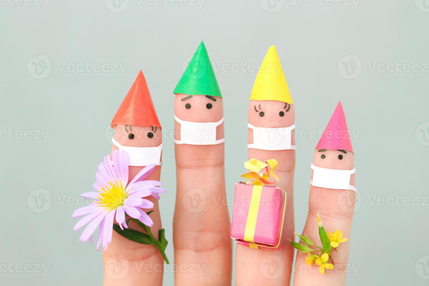 dedos Arte de familia en médico máscara desde covid-2019 celebra cumpleaños. foto