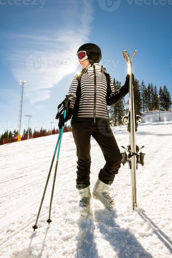 joven mujer disfrutando invierno día de esquiar divertido en el nieve foto