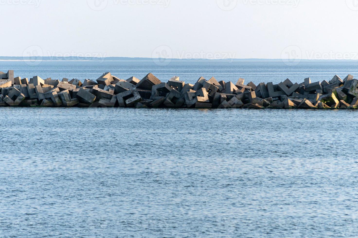 paisaje marino minimalista. sueños de viaje, espacio de copia. Impresionante vista al mar con rompeolas. tranquila agua de mar azul. foto