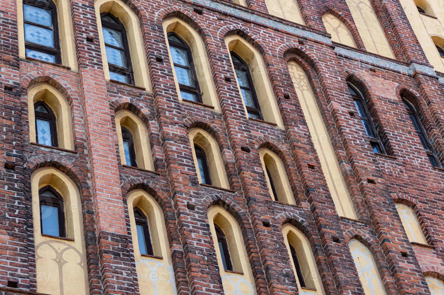 elementos arquitectónicos, bóvedas y ventanas de la catedral gótica. paredes de ladrillo rojo. kaliningrado, rusia. isla emmanuel kant. foto