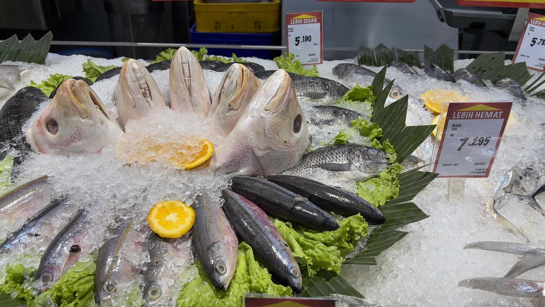 un montón de Fresco pescado en el supermercado foto