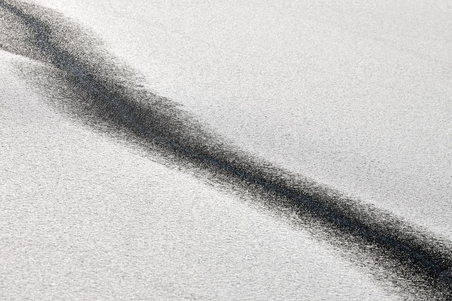 línea negra abstracta sobre fondo blanco como la nieve. hielo picado foto