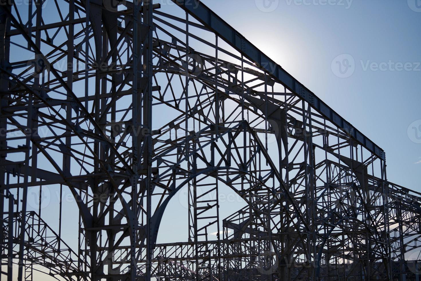 estructura de acero del almacén de mercancías. construcción metálica del edificio ferroviario. foto