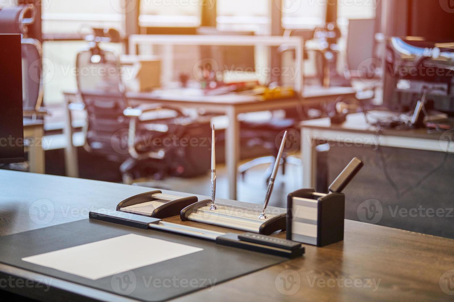 lugar de trabajo de oficina con papelería. jefe, jefe, supervisor o jefe del lugar de trabajo de la empresa en la oficina moderna. cómoda mesa de trabajo y silla de cuero para computadora. foto