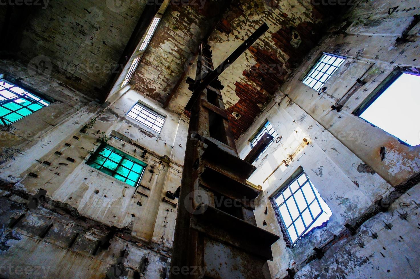ruinas de edificios abandonados foto